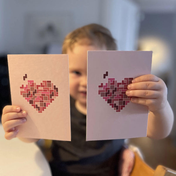 Postkarte Tetris Herz -  stabile Karte aus Holzschliffpappe in rosa und rot von My Pretty Circus | PC-TET2201-RE