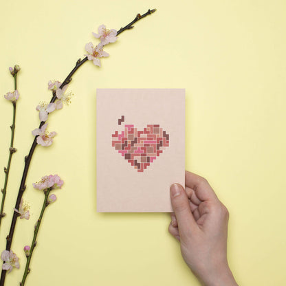 Postkarte Herz Puzzle – stabile Karte aus Holzschliffpappe in rosa und rot von My Pretty Circus | PC-TET2201-RE