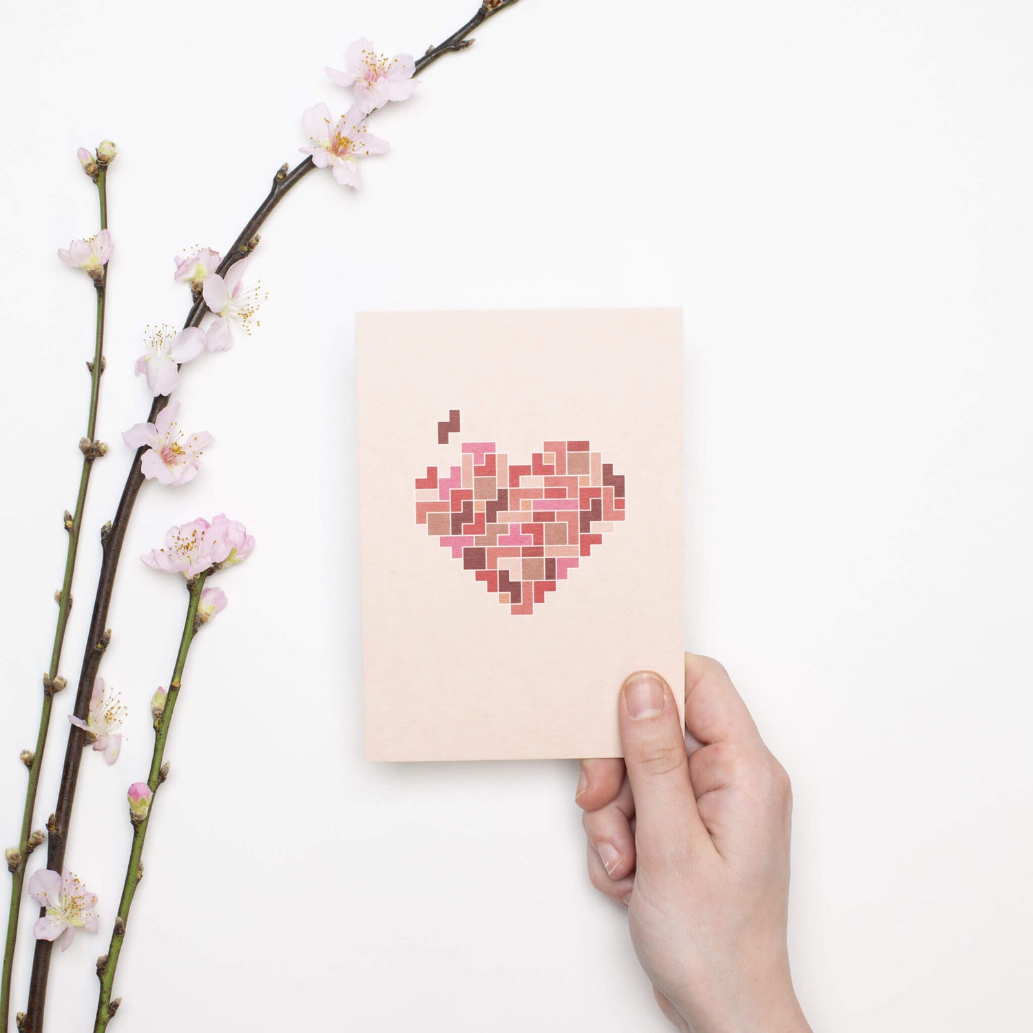 Postkarte Herz Puzzle – stabile Karte aus Holzschliffpappe in rosa und rot von My Pretty Circus | PC-TET2201-RE