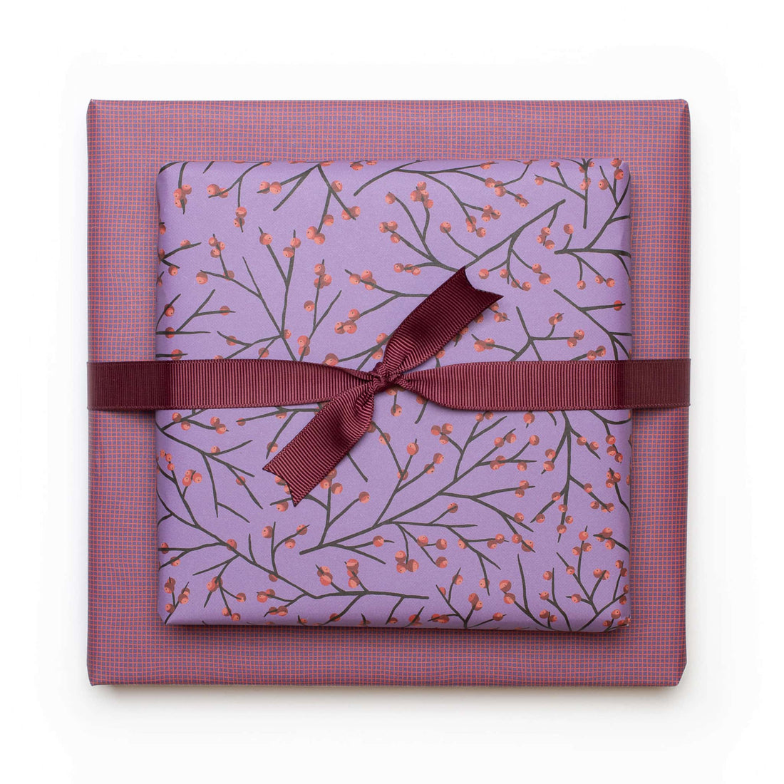 Geschenkpapier &quot;Ilex&quot; mit Stechpalmenmuster vor lila Hintergrund - doppelseitig bedruckt auf 100% Recyclingpapier von My Pretty Circus | RW-ILE2345-PU