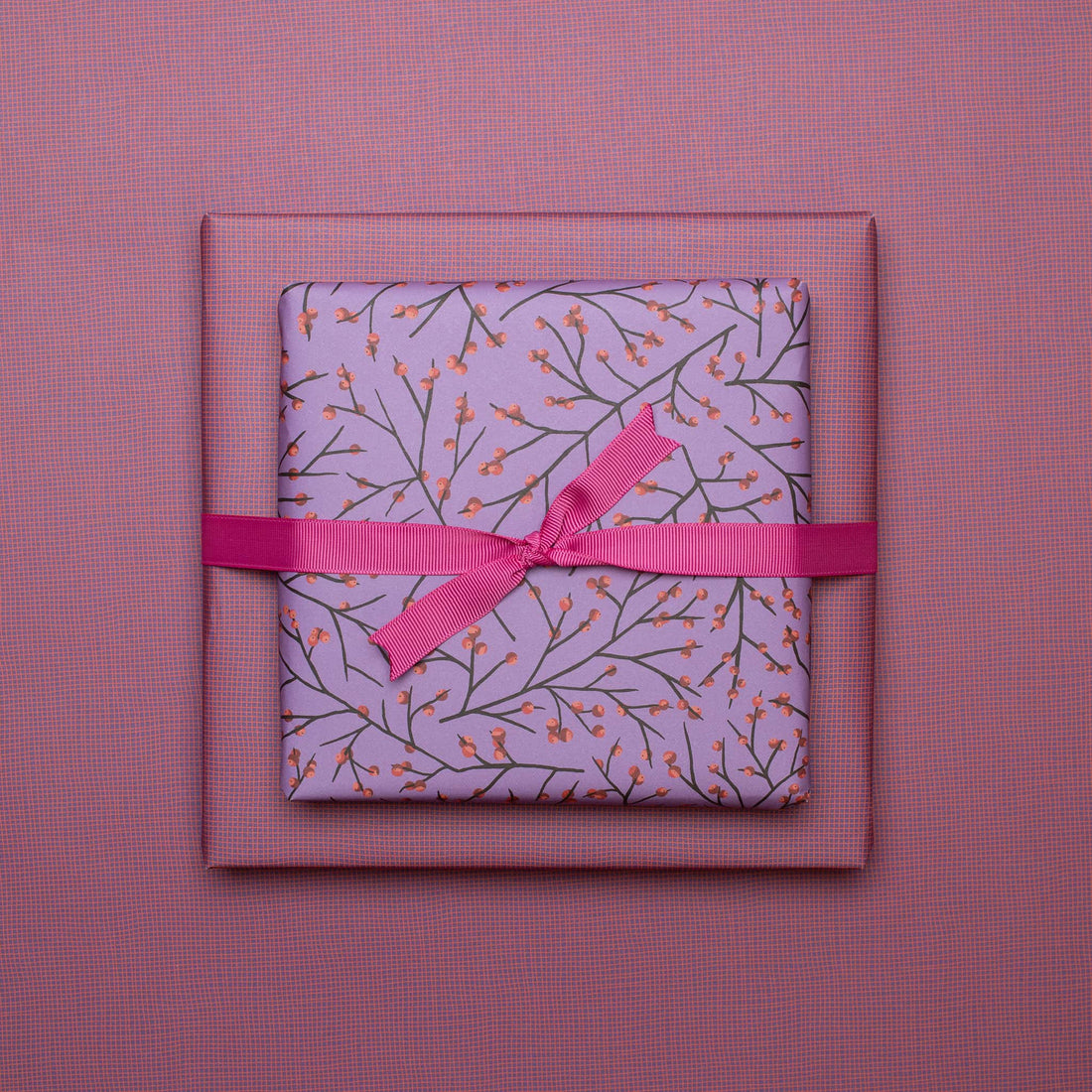 Geschenkpapier &quot;Ilex&quot; mit Stechpalmenmuster vor lila Hintergrund - doppelseitig bedruckt auf 100% Recyclingpapier von My Pretty Circus | RW-ILE2345-PU